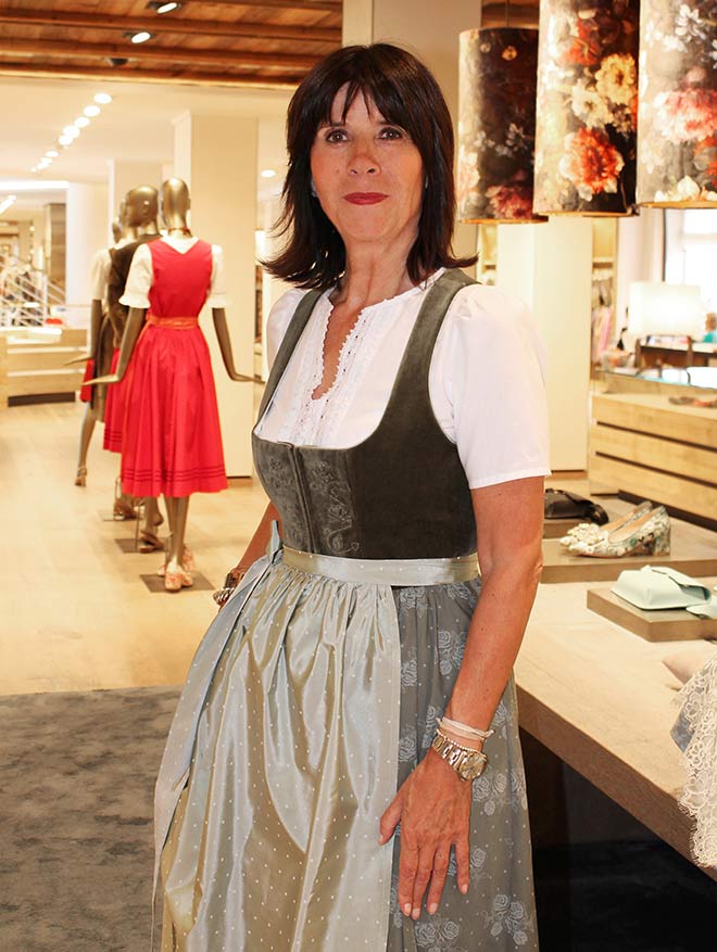 Gabriele Hammerschick im neuen Lodenfrey Wiesndirndl - Als Einkaufs- und Abteilungsleiterin der Trachtenabteilung ist sie die Münchner Trachtenexpertin schlechthin!