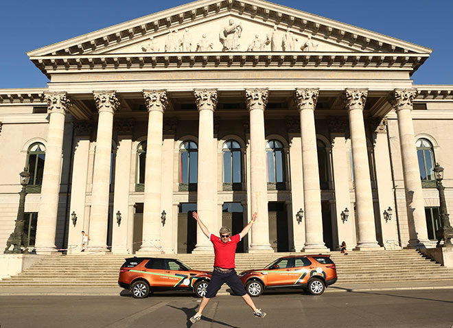 Abenteurer Sergey Dolya vor der Oper München. Fotocredit: Johann Sturz