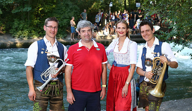 Darya nahm Sergey mit zum coolsten HotSpot Münchens: den Eisbach-Surfern. Ohne Land Rover Discovery 5