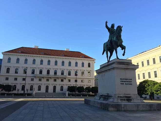 Wittelsbacher Platz mit Siemens Konzernzentrale