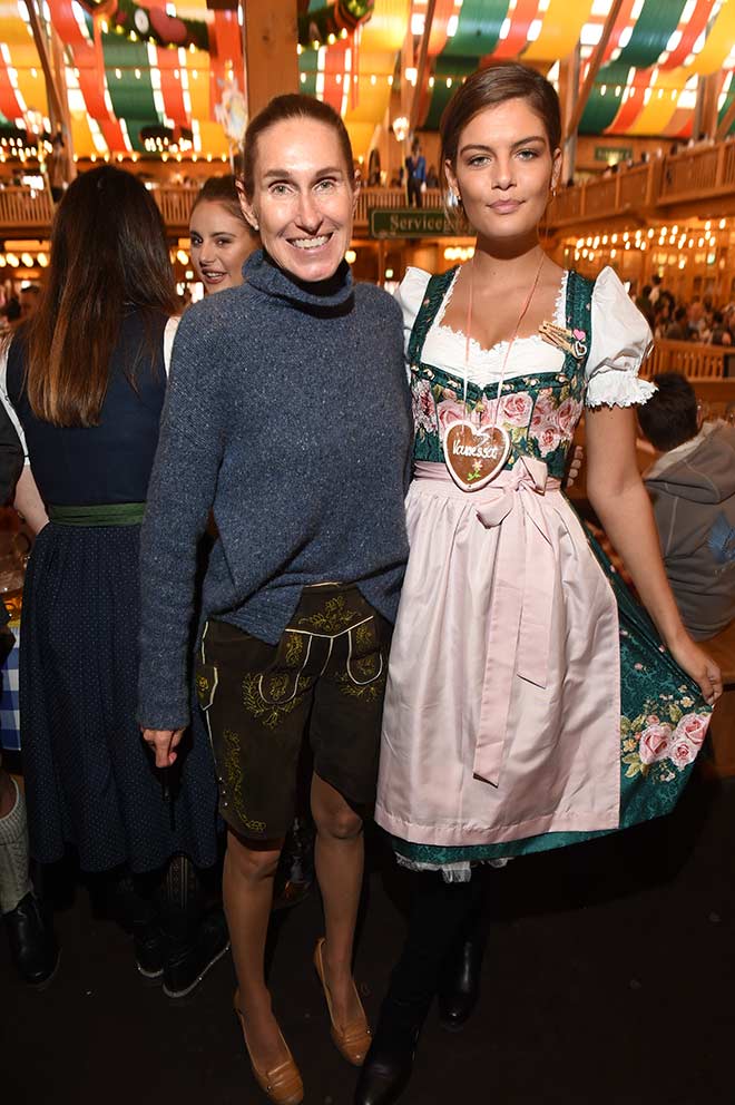 Dirndl vs. Lederhose. Fashionexpertine Annette Weber verriet uns, warum sie in Lederhose kam. Fotocredit: G. Nitschke, BrauerPhotos