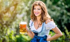 Bayerische Beauty Pionierin: Evelyn Rickauer macht Dekolletés faltenfrei