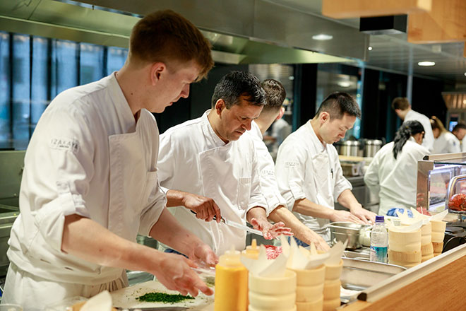 Brunch Vorbereitungen Küchencrew in Münchens neuem In-Restaurant IZAKAYA