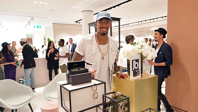 Jerome Boateng ist unter die Brillendesigner gegangen! Diese gibt es exklusiv im Concept Store of Oberpollinger 'The Storey'. Fotocredit: Hannes Magerstädt, GettyImages