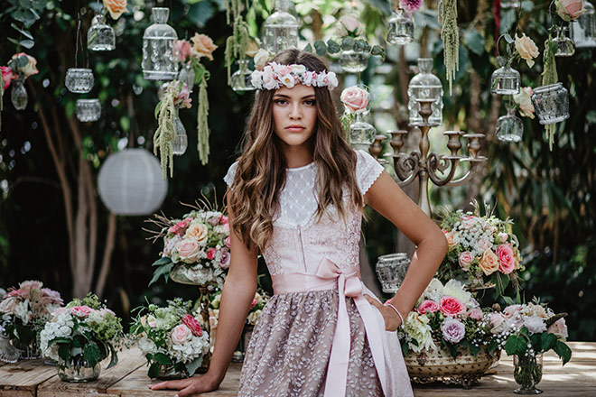 Seidenschürze zum Wenden, welche das Dirndl völlig verändern! Fotocredit: Manuela Pickart