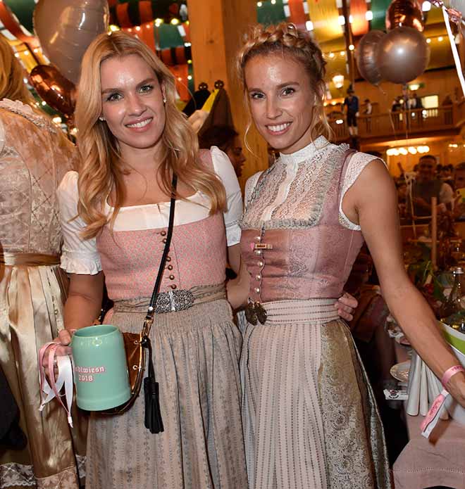 Janina Hell und Felicitas Karrer luden ins Schützenzelt, Foto: Sabine Brauer, BrauerPhotos 