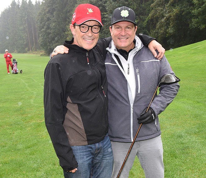 Golfer kennen kein schlechtes Wetter: Michael Roll mit Schauspieler-Kollege Francis Fulton-Smith. Fotocredit: Volker Dornberger