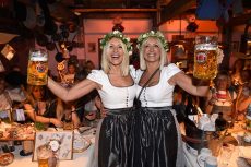 Oktoberfest à la Haarwerk: ‚Sex and the City‘-Feeling mit Maßkrug und im Dirndl