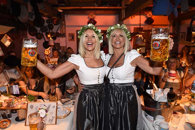 Ayse Auth und Schwester Hati Auth von Haarwerk luden zum Warm up ins Roomers Hotel. Danach ging es in die Käfer Wiesnschänke! Foto: BrauerPhotos / G. Nitschke für Haarwerk