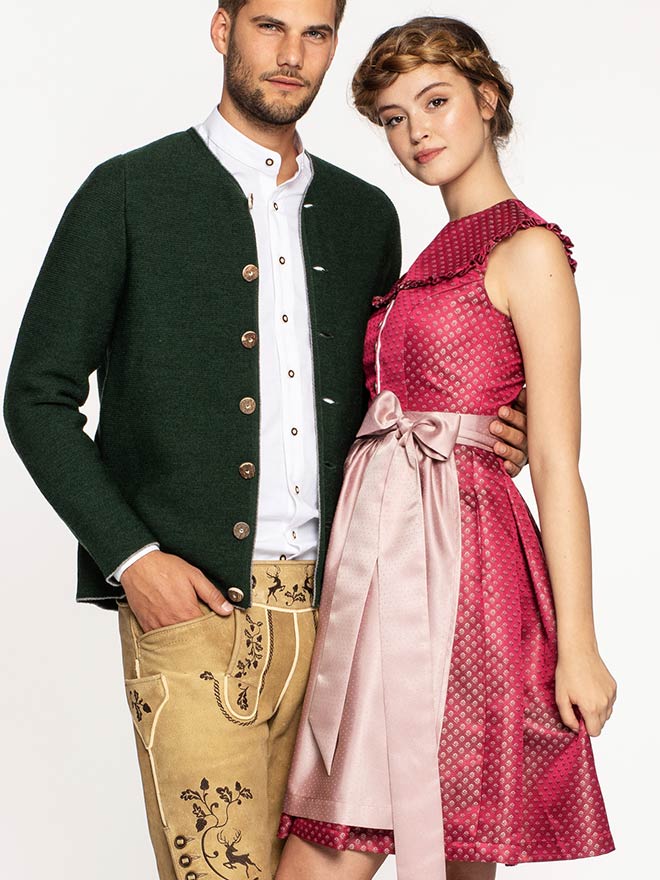 Oktoberfest Style Guide: Er trägt eine hellbraune Hirschlederne von LIMBERRY - made in Germany. Sie trägt das Dirndl-Modell 'Dahlia Jacquard Berry' von Miss LIMBERRY - mit Rüschen in Beere. 