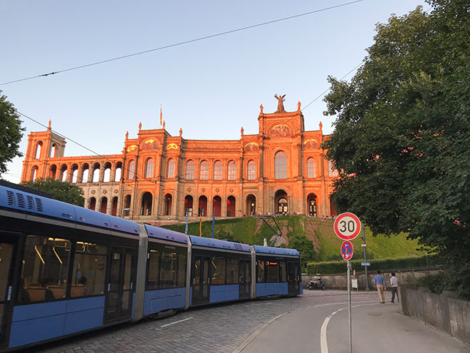 So charmant das Tram-Bahn-Fahren auch ist: die Straßenbahn gehört zu einem der langsamsten öffentlichen Fortbewegungsmittel Münchens! Wer es eilig hat nimmt lieber U- und S-Bahn.