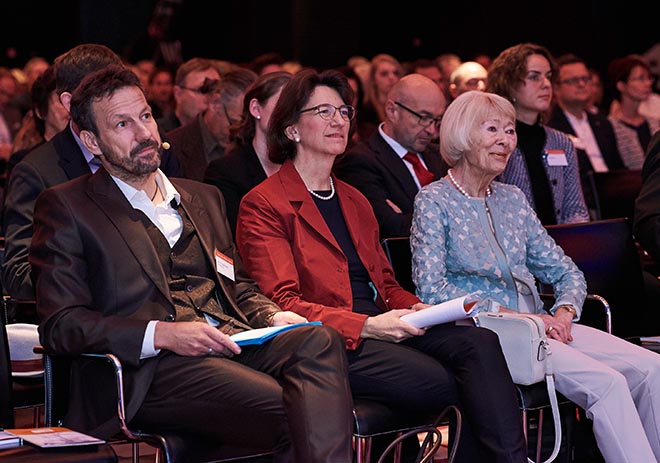 Prof. Dr. Dirk Funck (Beiratsvorsitzender Rid Stiftung), Michaela Pichlbauer (Vorständin Rid Stiftung) mit Helga Rid. Fotocredit: Jan Schmiedel