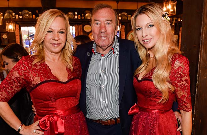 Birgit Fischer-Höper, Frank Fleschenberg und Dr. Sabine Piller luden zur RED DAMEN WIESN - Die Damenwiesn für den guten Zweck. Fotocredit: Agency People Image, Michael Tinnefeld