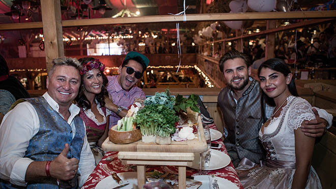 Fast wie auf der Wiesn: links: Hubert Fella, Anja Polzer und DJT.O. Rechts Johannes Haller und Yeliz Koc