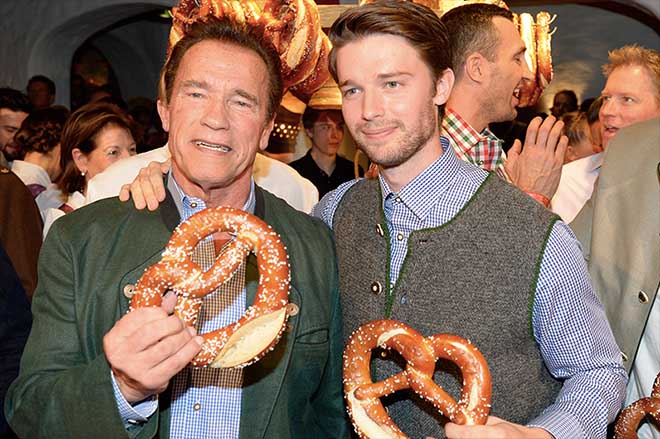 Arnold Schwarzenegger kommt ein paar Mal im Jahr über den Kontinent. Hier feiert er mit seinem Sohn Patrick in Ellmau. Fotocredit: Frank Rollitz, SchneiderPress