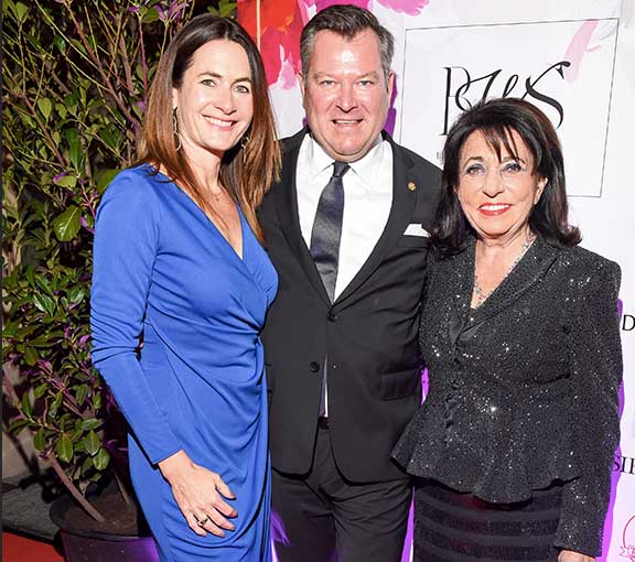 Beim Frauennetzwerk Award mit dabei: Bürgermeister-Ehepaar Schmidt mit BWS-Ehrenpreis-Trägerin Regine Sixt. Fotocredit: Goran Nitschke, BrauerPhotos