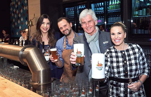 Exklusiv gibt es Giesinger Bier im Ausschank! v.l.n.r.: Alexandra Polzin, Felix Oberthür, Frederic Meissner und Alessandra Geissel. Fotocredit: Fabian Vogl