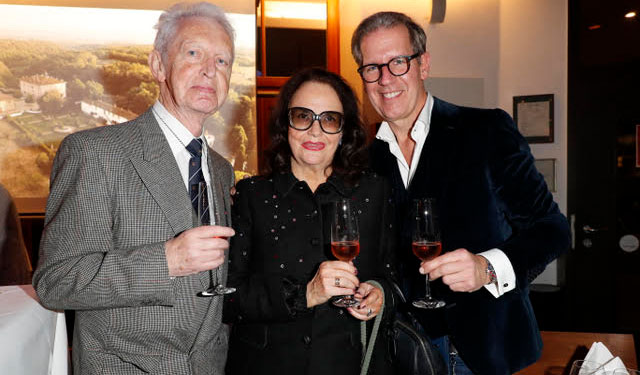 Rolf Kuhsiek, Wolff und Guido Prick verkosteten den Ferragamo Wein. Fotocredit: TOSHIgawa Ltd. und Co. KG