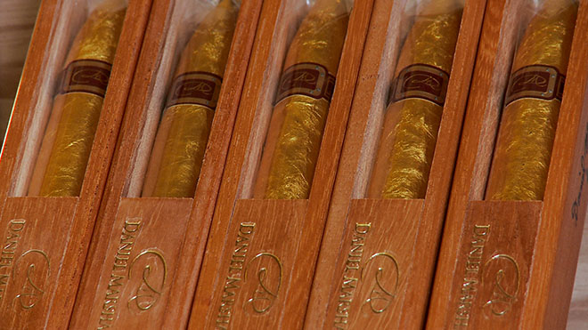 Die weltweit einzige "Golden Cigar" gibt es nur von Daniel Marshall Zigarren!