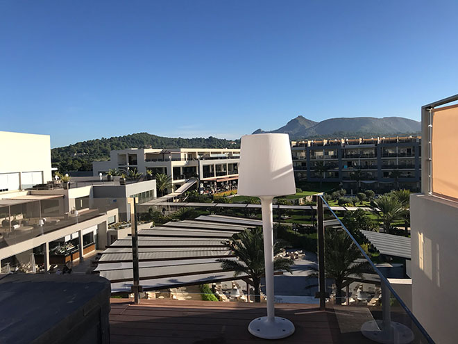 Blick von einer privaten Dachterrasse mit Jacuzzi auf das Zafiro Hotel Areal. Die Dachterrassen gehören zu Kategorie 'Royal Terrace Apartments'. Fotocredit: EM