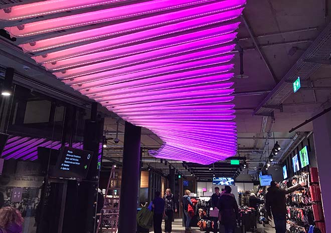 Erst seit ein paar Wochen ist das neue Sporthaus Schuster nach großem Umbau fertig. Der Münchner Licht-Designer Ingo Maurer hat diese Licht-Installation kreiert