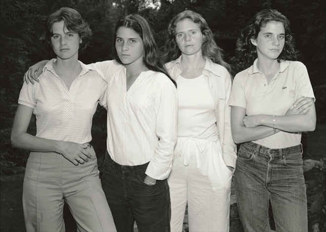 Nicholas Nixon, Fotoserie The Brown Sisters, New Canaan, Connecticut, 1975, Bayerische Staatsgemäldesammlungen, Sammlung Moderne Kunst in der Pinakothek der Moderne, München © Nicholas Nixon 