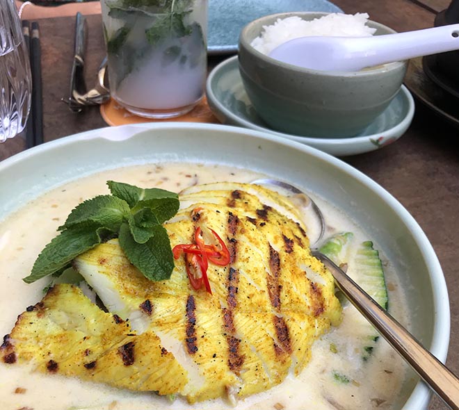 Shimais 'Coconut Grilled Chicken': Kurkumahuhn mit Bird-Eye-Chili mit Gemüse und Zitronengrassauce. Das 'Red Curry'-Gericht zählt zu den milden Gerichten.