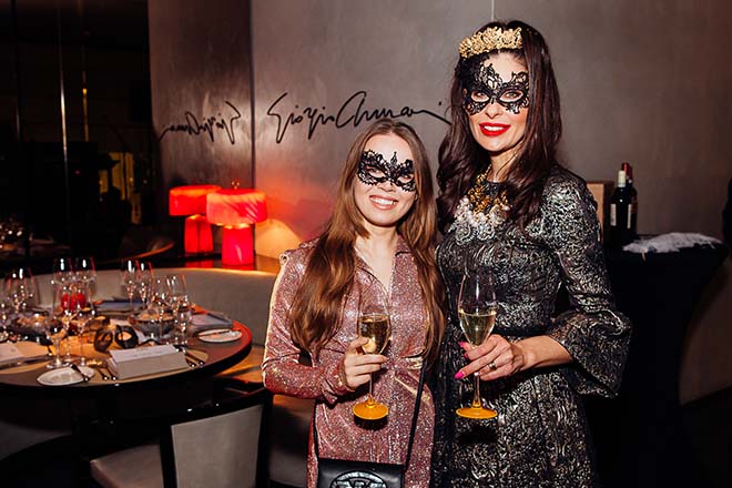 Schauspielerin Darya Gritsyuk mit Bloggerin Jeannette Graf  kamen in den Genuss einer italienischen Karnevalsparty 'Carnevale di Venezia' im Emporio Armani Caffe beim La Dolce Vita Donnerstag!