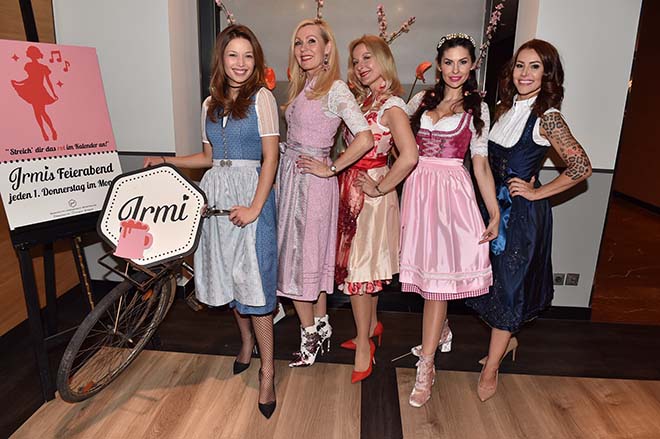 Feierten in Tracht am Weltfrauentag (v.l.n.r.): Lena Meckel, Daniela Sandvoss, Barbara Osthoff, Jeannette Graf, Tiger Kirchharz im Restaurant Irmi. Foto: BrauerPhotos / G.Nitschke