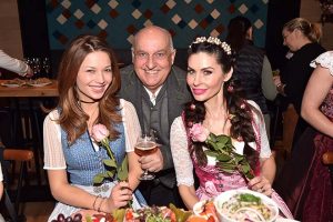 Promi-Ladies feiern den Weltfrauentag in Tracht im Restaurant Irmi