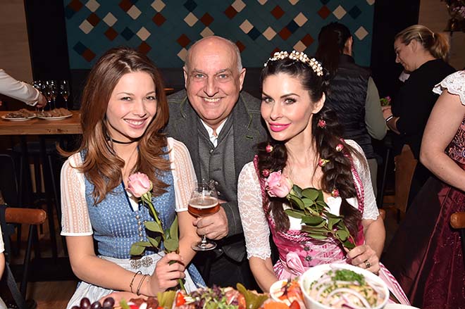 Lena Meckel, Jeannette Graf mit Dr. Axel Munz, (Angermaier). Foto: BrauerPhotos / G.Nitschke