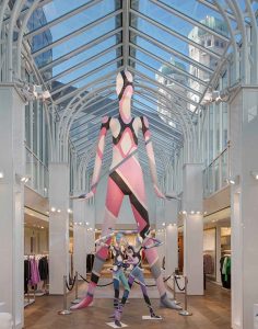 Mit speziell angefertigten Mannequins – darunter u.a. auch ein sechs Meter großer „Riese“ - erzählt die Ausstellung eindrucksvoll die Geschichte des Modehauses PUCCI.