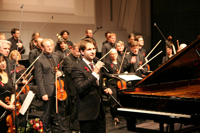 Kammerorchester mit Dirigent Clemens Schuldt. Fotocredit: CvO PR & SLS Media