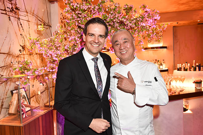 Dominik G. Reiner (General Manager Mandarin Oriental Munich) mit Star-Koch Nobuyuki (Nobu) Matsuhisa. Foto: BrauerPhotos / G.Nitschke