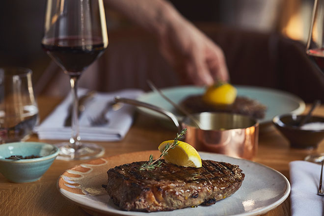 Wie der Restaurant-Name bereits verrät gibt es im neuen Restaurant Grillroom bestes Steak. Fleisch-Sommeliers beraten den Gast. Fotocredit: Ende Suenni