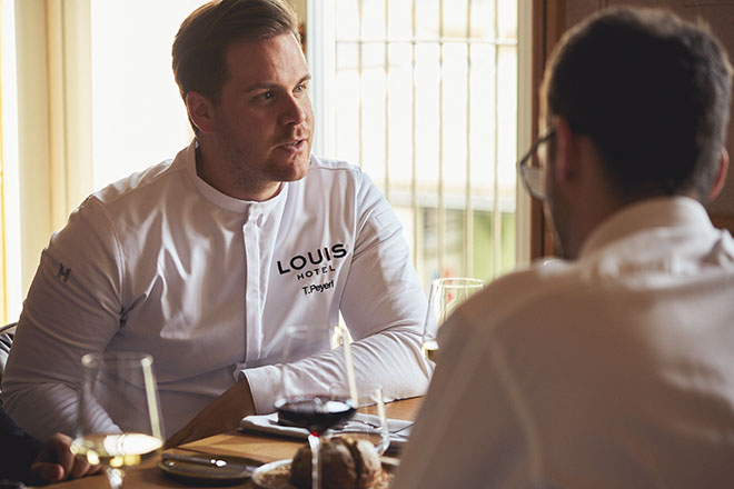 LOUIS The Grillroom-Küchenchef Tobias Peyerl berufliche Stationen klingen vielversprechend: z.B. Tim Raue Berlin, The Carlton Hotel St. Moritz (14 Punkte GM), Restaurant Käfer Stube in Basel (Sous Chef de Cuisine). Fotocredit: Ender Suenni