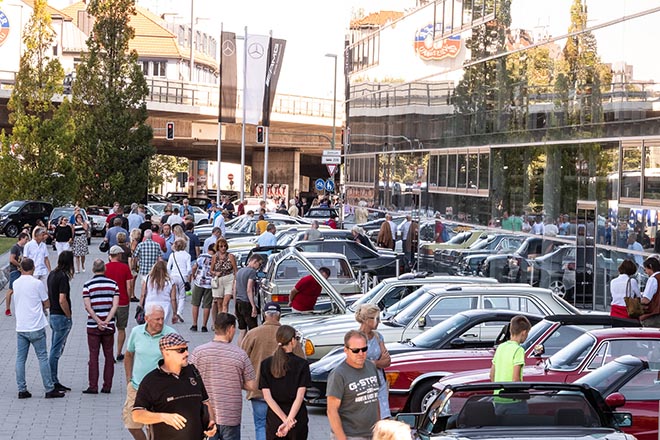 Das Treffen aller Classic Cars Old-/Youngtimer und Sportwagen-Besitzer mit und ohne Stern findet in regelmäßigen Abständen in lockerer Atmosphäre im Mercedes-Benz Center München statt. Fotocredit: Andreas Schebesta