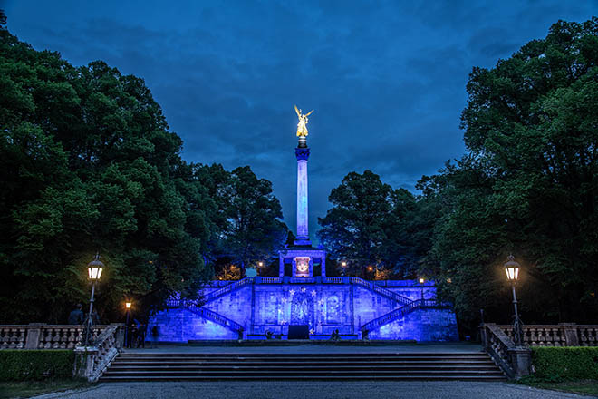 Der Friedenengel erstrahlt in Europablau! Eben Europawahl auf münchnerisch! Fotocredit: Harry Meister