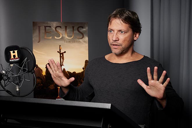 Patrick Bach steht derzeit für das neue achtteilige Doku-Drama „Jesus – Sein Leben“ des Senders „History“ im Studio.