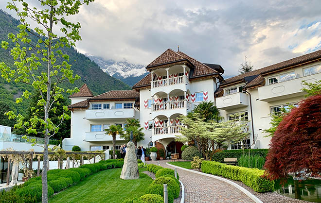 Ein gepflasteter Weg führt zum Hotel. Links auf einem Stein-Findling sitzt eine Bronze-Eule namens George. Sie war das Geschenk eines Gastes, nachdem auch eine Stube benannt ist.