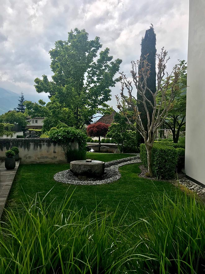 Der Blick von der Giardino-Suite in den Garten vom Hanswirt in Südtirol