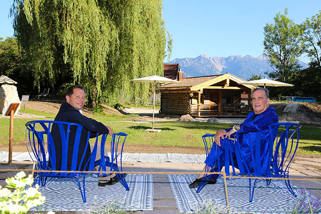 Premiere für das Hotel Alpenhof Murnau: Zwei exklusive Garden Chairs von Designer Carlo Rampazzi