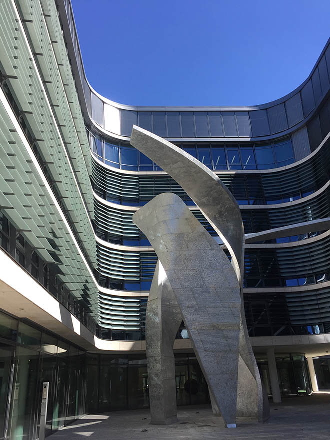 Die Skulptur „The Wings“ stammt allerdings von einem US-Architekten und Künstler Daniel Libeskind.Es steht vor dem Siemens Headquarter direkt am Oskar-von-Miller-Ring.