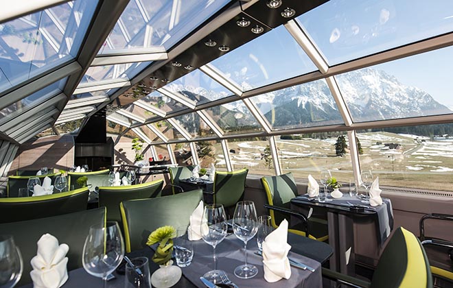 Luxuszig ab München Hauptbahnhof Ein besonderes Erlebnis bieten das beidseitig verglaste Panoramadach und die kulinarischen Kreationen eines Privatkochs. Fotocredit: Hilke Opelt