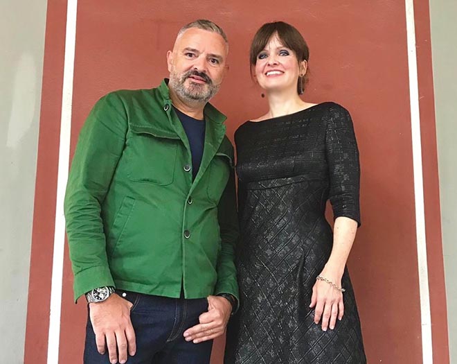Modeschöpfer Adrian Runhof, Kunsthistorikerin Dr. Sonja Lechner auf der Terasse der Galerie in den Hofgartenarkaden