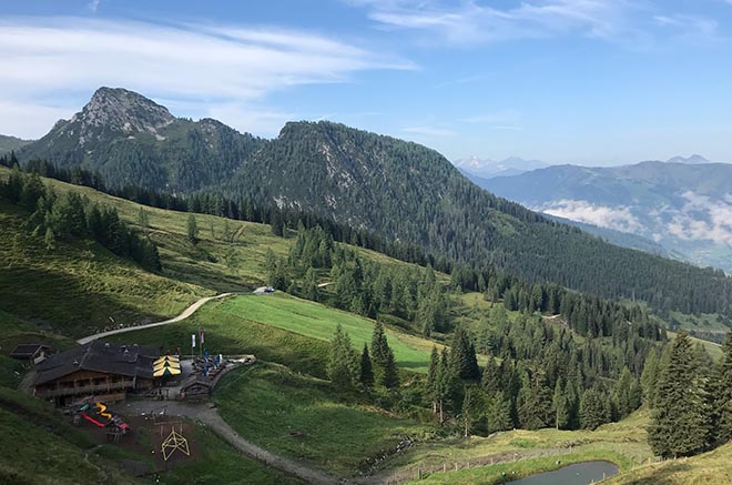 Blick auf die Loosbühelalm, welche auch im Winter bewirtschaftet wird. Wandern im Großarltal