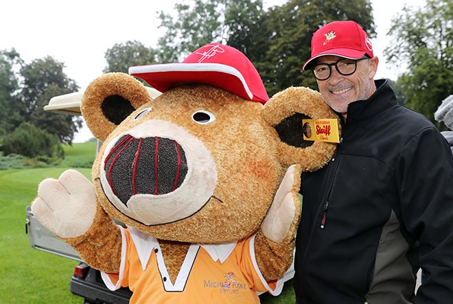 Michael Roll mit seinem Stiftungs-Maskottchen. 2019 mit 'Knopf im Ohr'. Fotocredit: Sammy Minkoff