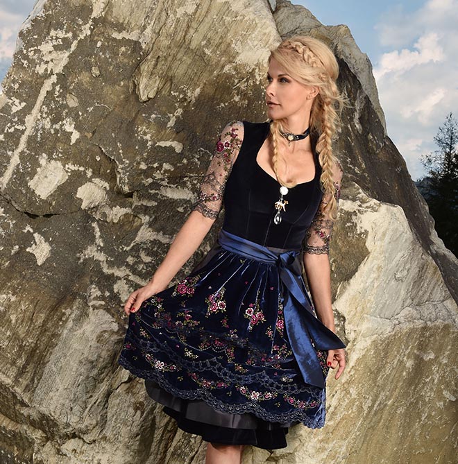 dresscoded-Unternehmerin Natascha Grün zeigt die Dirndl-Trends 2019. Fotocredit: Goran Nitschke / BrauerPhotos