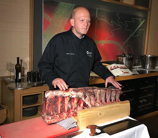 So ein Stück Edelfleisch sieht man nicht alle Tage. Fleischveredler Olivier Metzger brachte das gute Stück direkt aus Paris für das Restaurant München mit bestem Fleisch mit.