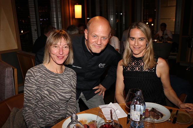 Hier erklärt uns (Yvonne Wirsing li. und Andrea Vodermayr re.) Fleischveredler Olivier Metzger sein Fleisch: Flank Steak, Rib Eye und Filet. 